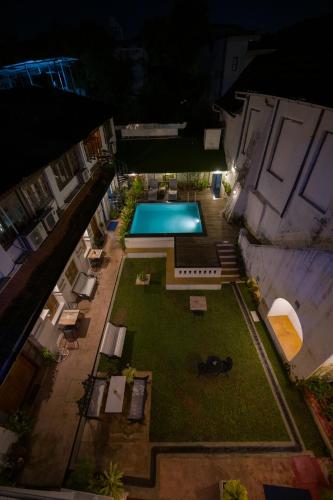 an overhead view of a backyard with a swimming pool at Old Courtyard Hotel in Cochin