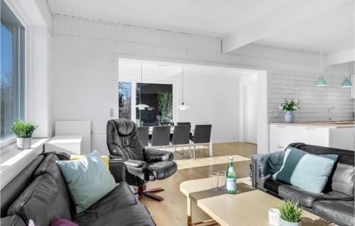 Zona de estar de 4 Bedroom Awesome Home In Dronningmølle