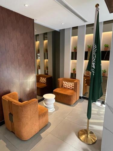 a waiting room with chairs and a flag at عز الدولية للشقق المخدومه Ezz International for Serviced Apartments in Jeddah