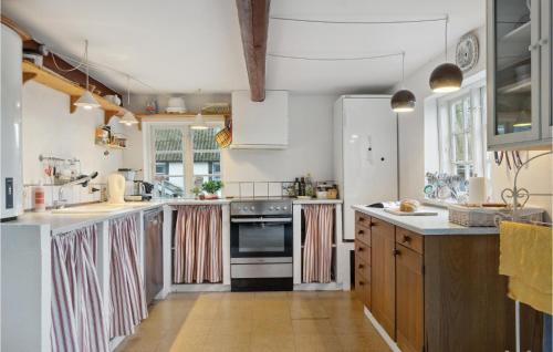 Una cocina con electrodomésticos blancos y gabinetes de madera. en Pet Friendly Home In Humble With Wifi, en Humble