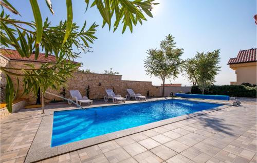 Bazén v ubytovaní Cozy Apartment In Barbat Na Rabu alebo v jeho blízkosti