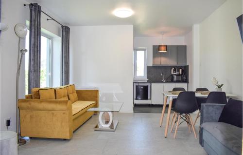 una sala de estar con un sofá y una mesa en Beautiful Home In Stare Sady With Wifi, en Stare Sady