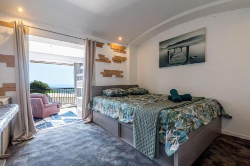 une chambre avec un lit et un balcon dans l'établissement Villa Top Vue Mer Montagne, fibre, climatisation, à Antibes
