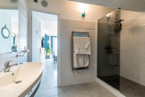 une salle de bain avec un lavabo et une douche dans l'établissement Villa Top Vue Mer Montagne, fibre, climatisation, à Antibes