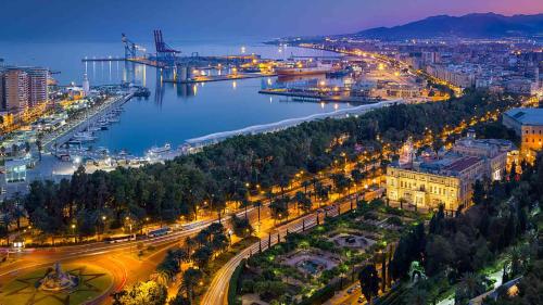 une vue aérienne d'une ville la nuit dans l'établissement Apartamentos CALLE NUEVA, à Malaga