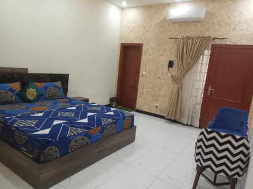 Katil atau katil-katil dalam bilik di Motorway Majesty Lodges - Near Islamabad International Airport & Motorway