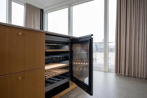 コペンハーゲンにあるNørrebrogade 209の窓のある部屋にあるオープン冷蔵庫