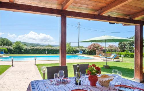 La alberca dentro o cerca de Cozy Home In Alghero With Wifi