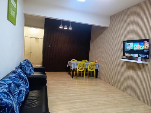 Телевизор и/или развлекательный центр в homestay tawau kuhara court