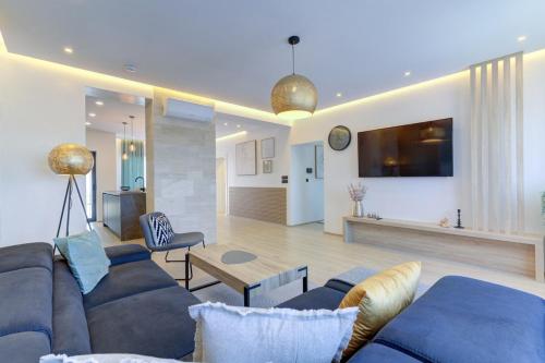 Un televizor și/sau centru de divertisment la Wellness Escape Villa One - Happy Rentals