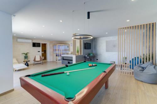 O masă de biliard de la Wellness Escape Villa One - Happy Rentals