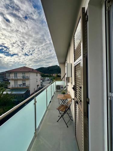 a balcony with a table and a view at Legni di mare residence in San Salvatore