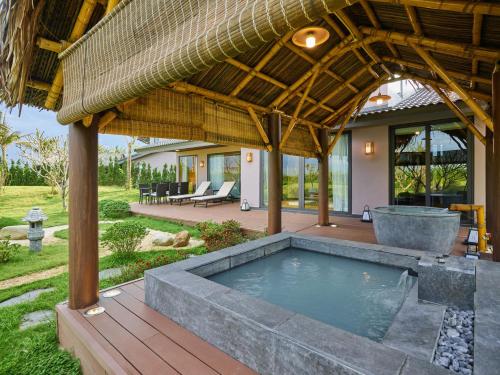 Bazén v ubytování Kobi Onsen Resort Hue, Affiliated by Melia nebo v jeho okolí