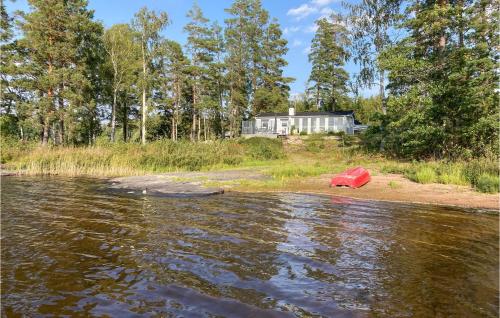 a house on the shore of a body of water at 3 Bedroom Nice Home In Högsby in Högsby