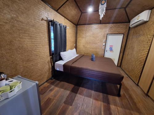 a small bedroom with a bed in a room at Slumberland at Pai in Pai