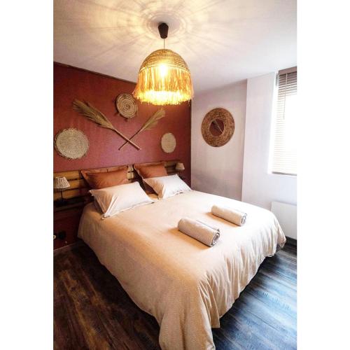 une chambre avec un grand lit avec une horloge au mur dans l'établissement Logement Cosy, Climatisé, à Toulouse