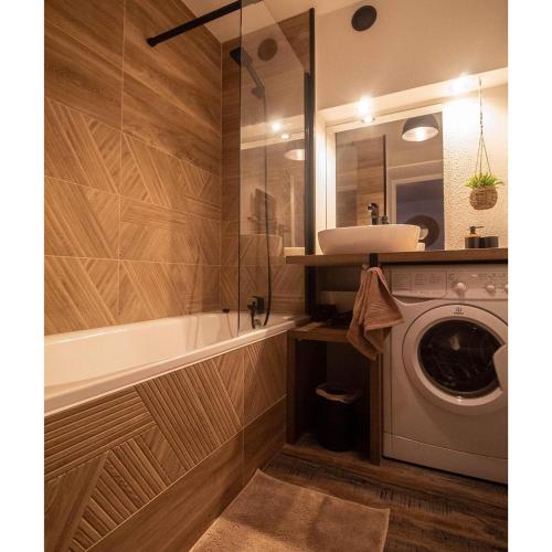 une salle de bain avec une machine à laver et un lavabo dans l'établissement Logement Cosy, Climatisé, à Toulouse
