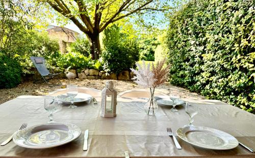 Zahrada ubytování Gite 4 personnes dans Mas Provençal avec piscine et jardin