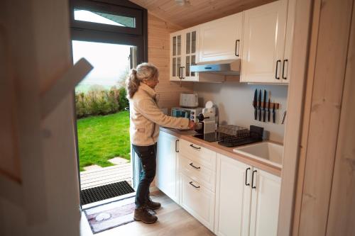 Sauerland-Tinyworld - Ihr Tiny Ferienhaus im Sauerland am Diemelseeにあるキッチンまたは簡易キッチン