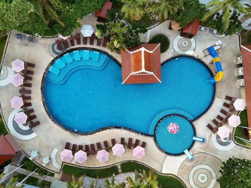 an overhead view of a pool at a resort at Heeton Concept Hotel Pattaya by Compass Hospitality in Pattaya Central
