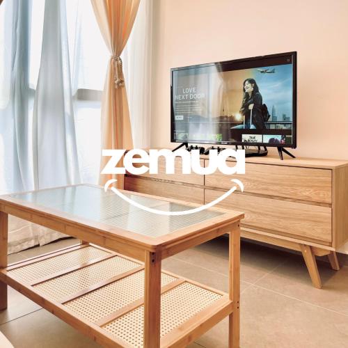 un soggiorno con TV e tavolino da caffè di MOSSAZ by ZEMUA Lv 26 Muji 2Rooms Near 1U IKEA a Petaling Jaya