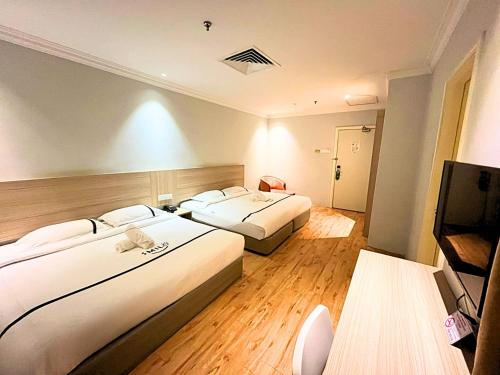Postel nebo postele na pokoji v ubytování Sky Hotel Chow Kit PWTC