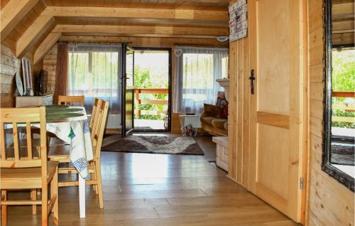 un soggiorno con tavolo, sedie e porta di Nice Home In Brodnica Górna With Sauna a Brodnica Dolna