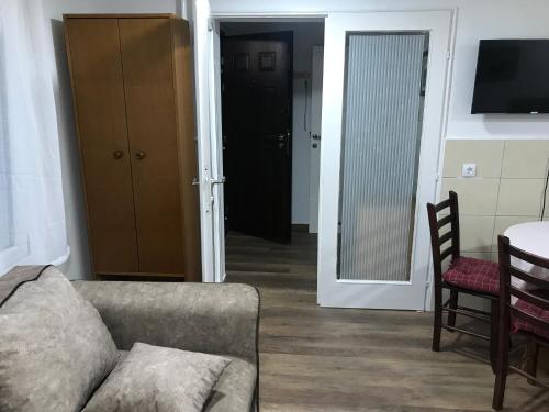 Χώρος καθιστικού στο Near Highway free parking apartment