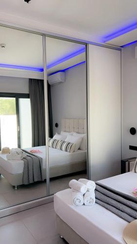 Ένα ή περισσότερα κρεβάτια σε δωμάτιο στο Moon Boutique Hotel - Ultra Luxury Suites with Pool, Perfect for Fun and Relaxation By Villa Mana Gers