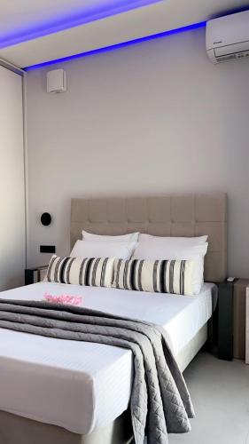 Ένα ή περισσότερα κρεβάτια σε δωμάτιο στο Moon Boutique Hotel - Ultra Luxury Suites with Pool, Perfect for Fun and Relaxation By Villa Mana Gers