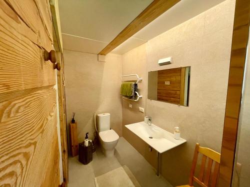 Bilik mandi di Holiday homestead Camp of Forest Souls