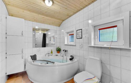 Ένα μπάνιο στο Four-Bedroom Holiday Home In Ulfborg