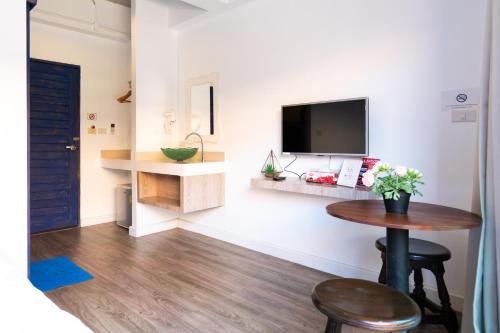 Televisyen dan/atau pusat hiburan di The Panwa Guesthouse, Phuket