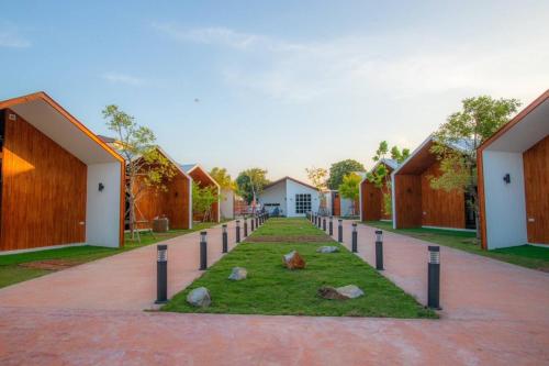 a row of houses with a garden in the middle at THE O-ZONE AIRPORT Riviera Lodge in Lat Krabang