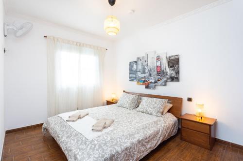 Un dormitorio con una cama con dos toallas encima. en Home2Book Tranquil Spot Las Tanquillas, BBQ&Views, en Buenavista del Norte