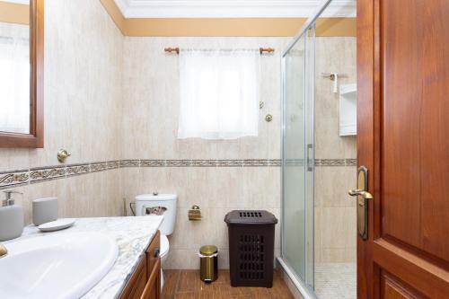 Un baño con lavabo y ducha de cristal. en Home2Book Tranquil Spot Las Tanquillas, BBQ&Views, en Buenavista del Norte