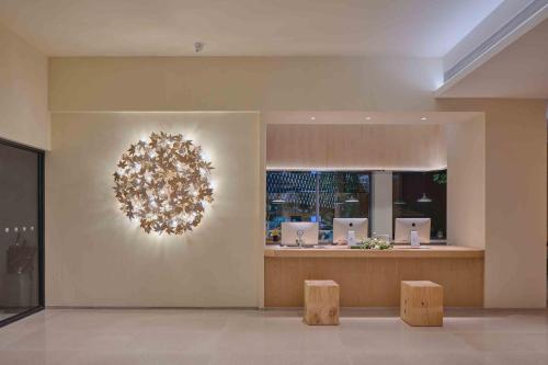 a lobby with a large chandelier on the wall at Jingdezhen Seven Bamboo Wind Over Ear Hotel in Xianghu