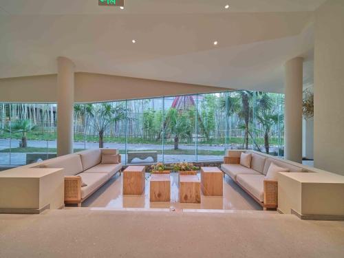 a large living room with couches and a table at Jingdezhen Seven Bamboo Wind Over Ear Hotel in Xianghu