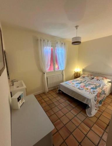 une chambre avec un lit et une fenêtre dans l'établissement Gite la Chambre à Blé Dordogne, à Vanxains