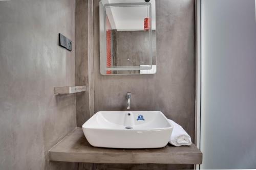Un baño de Hasthri Boutique Red Chalet in Ahangama with pool Near Beach