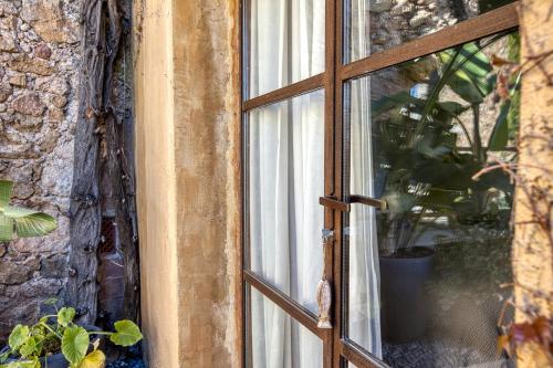 an open window with a view of a plant at Les Hamaques Hotel in Viladamat