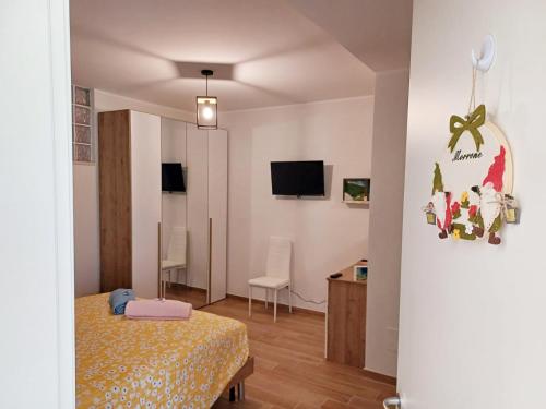 a small room with a bed and a tv at Villa MARGHERITA in Pratola Peligna