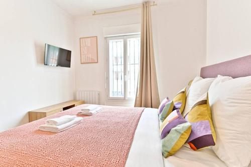 une chambre avec un lit avec deux serviettes dessus dans l'établissement Studio cosy proche de la capitale - Montreuil - II, à Montreuil