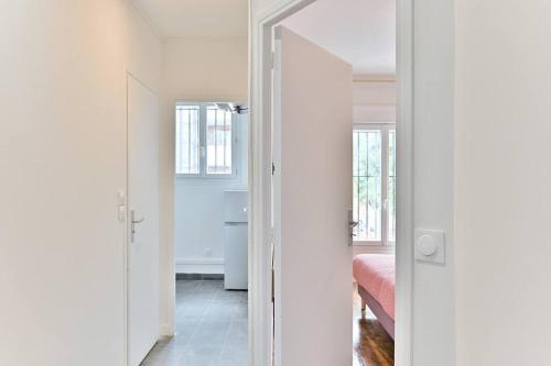un couloir avec une porte menant à une chambre dans l'établissement Studio cosy proche de la capitale - Montreuil - II, à Montreuil