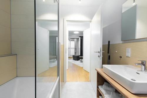 un bagno con lavandino e doccia di MyApartments Vienna Rooftop a Vienna