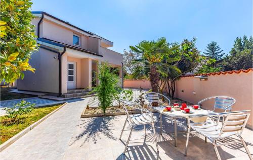 Two-Bedroom Apartment In Fazana