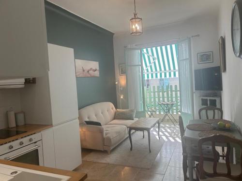 une cuisine et un salon avec un canapé et une table dans l'établissement Joli et lumineux appartement proche mer et centre ville Nice, à Nice