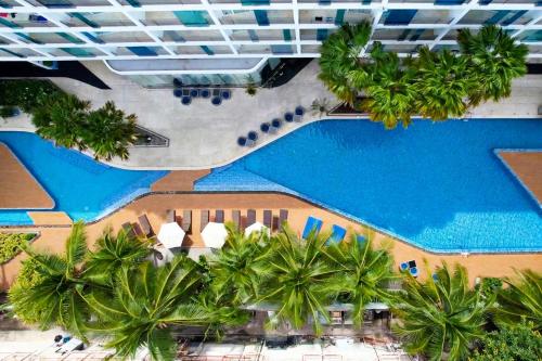 an overhead view of the pool at the resort at Hotel Baraquda Heeton Pattaya by Compass Hospitality in Pattaya