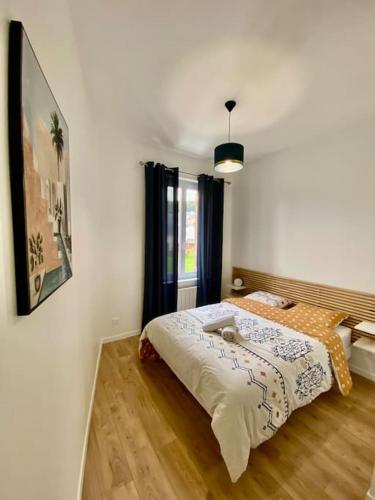 une chambre avec un lit dans une pièce dans l'établissement Duplex Casa Adriana à Fecamp, à Fécamp