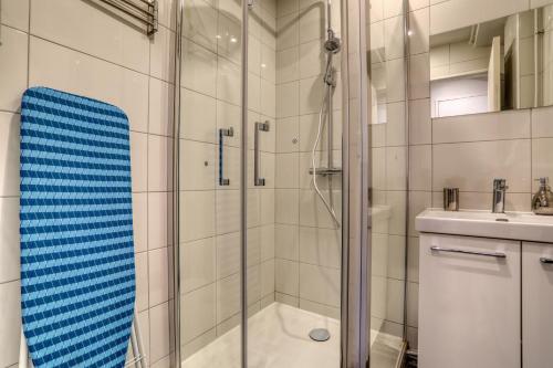 une salle de bain avec douche et lavabo dans l'établissement Kalaban - Moderne - Paris, CDG, Disney, Expo Parc, à Gagny
